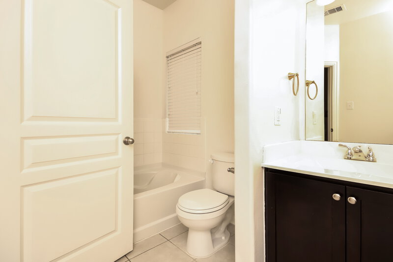 1,860/Mo, 138 Pequin Rd Crosby, TX 77532 Main Bathroom View