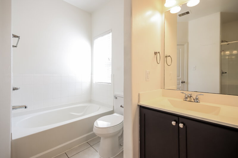 0/Mo, 138 Pequin Rd Crosby, TX 77532 Main Bathroom View
