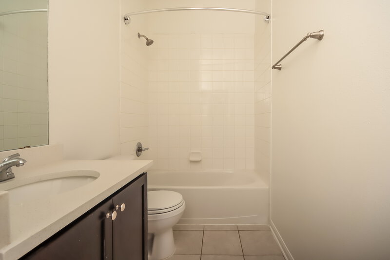 1,860/Mo, 138 Pequin Rd Crosby, TX 77532 Bathroom View 2