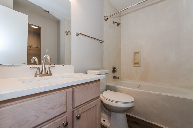 2,480/Mo, 5622 Coastal Way Houston, TX 77085 Main Bathroom View