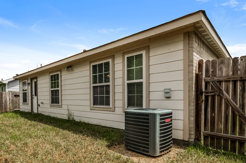 1,865/Mo, 8138 Sanders Glen Ln Humble, TX 77338 Rear View