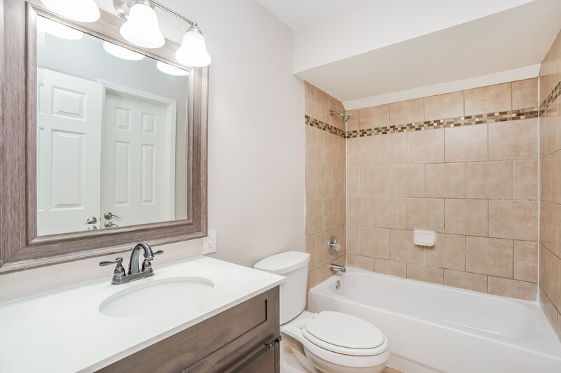 2,405/Mo, 3304 Glastonbury Dr Pearland, TX 77581 Bathroom View 2