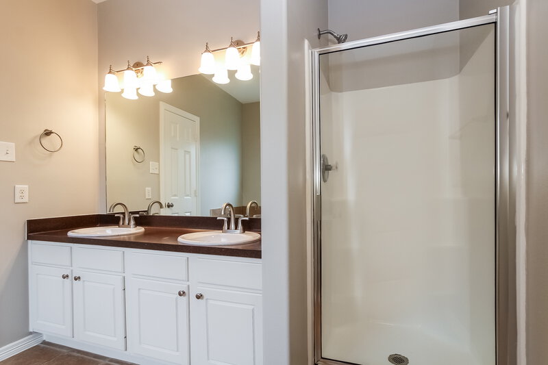 1,890/Mo, 21119 Sweet River Ln Tomball, TX 77375 Main Bathroom View
