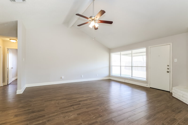 1,905/Mo, 7526 Shoshone Dr Baytown, TX 77521 Living Room View 3
