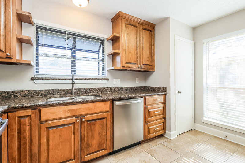 1,905/Mo, 7526 Shoshone Dr Baytown, TX 77521 Kitchen View 2