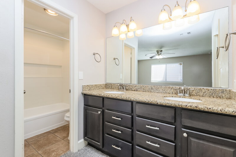 1,905/Mo, 7526 Shoshone Dr Baytown, TX 77521 Main Bathroom View
