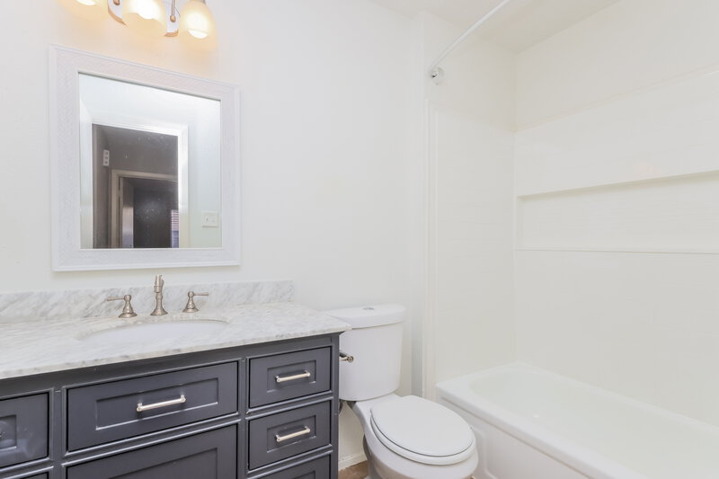 1,905/Mo, 7526 Shoshone Dr Baytown, TX 77521 Bathroom View
