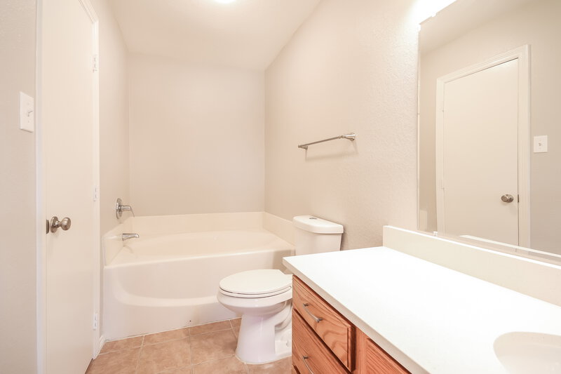2,090/Mo, 6018 Settlers Village Dr Katy, TX 77449 Main Bathroom View