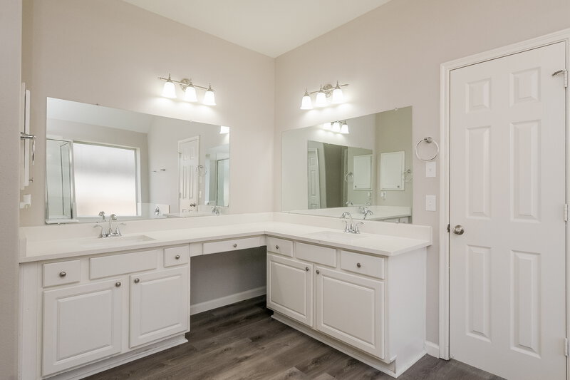 2,490/Mo, 13406 Lake Passage Ln Houston, TX 77044 Main Bathroom View