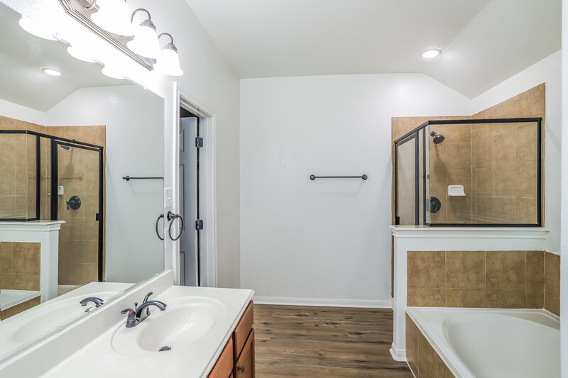 2,065/Mo, 2410 Lexington Park Dr Spring, TX 77373 Main Bathroom View