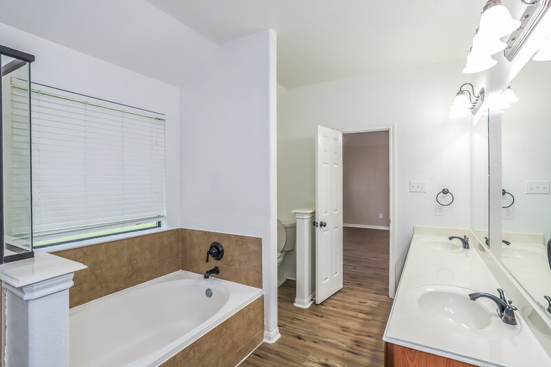 2,065/Mo, 2410 Lexington Park Dr Spring, TX 77373 Bathroom View