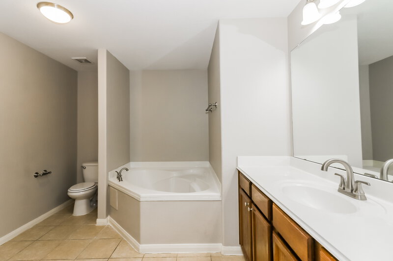 1,795/Mo, 6823 Clover Walk Ln Richmond, TX 77469 Main Bathroom View 2