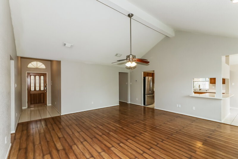 2,310/Mo, 2203 St James Pl Pearland, TX 77581 Living Room View 2