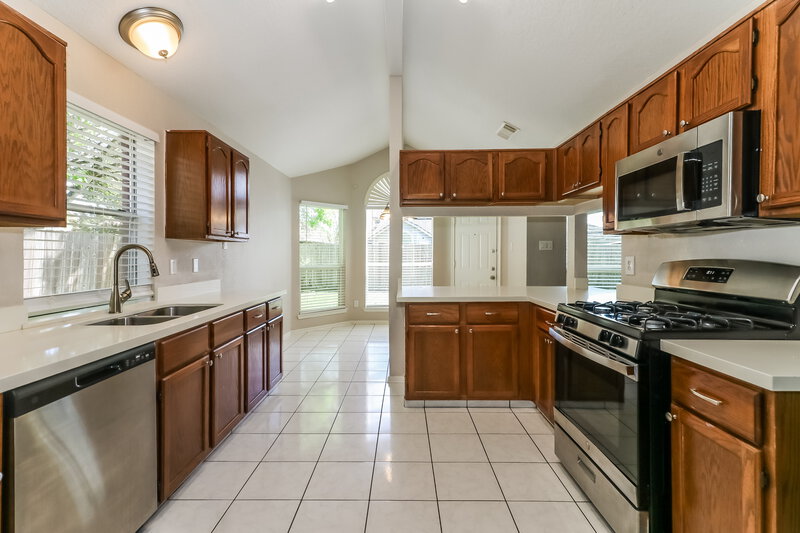 2,310/Mo, 2203 St James Pl Pearland, TX 77581 Kitchen View