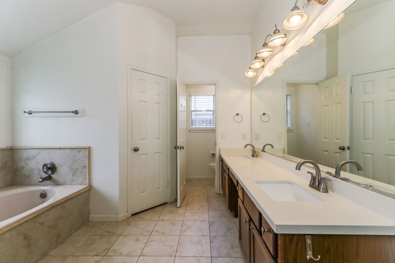 2,310/Mo, 2203 St James Pl Pearland, TX 77581 Main Bathroom View