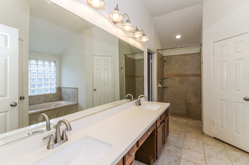 2,310/Mo, 2203 St James Pl Pearland, TX 77581 Main Bathroom View 2