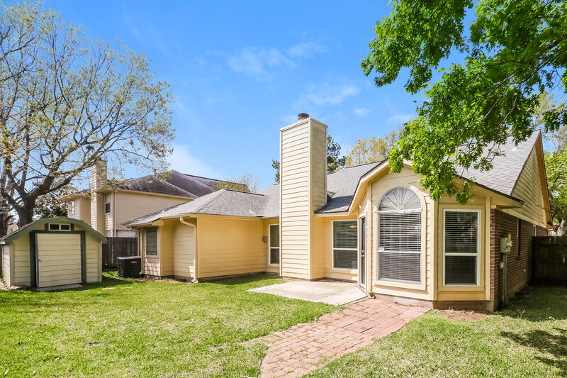 2,310/Mo, 2203 St James Pl Pearland, TX 77581 Rear View
