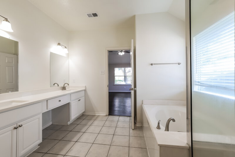 2,105/Mo, 7411 Telico Junction Ln Humble, TX 77346 Main Bathroom View