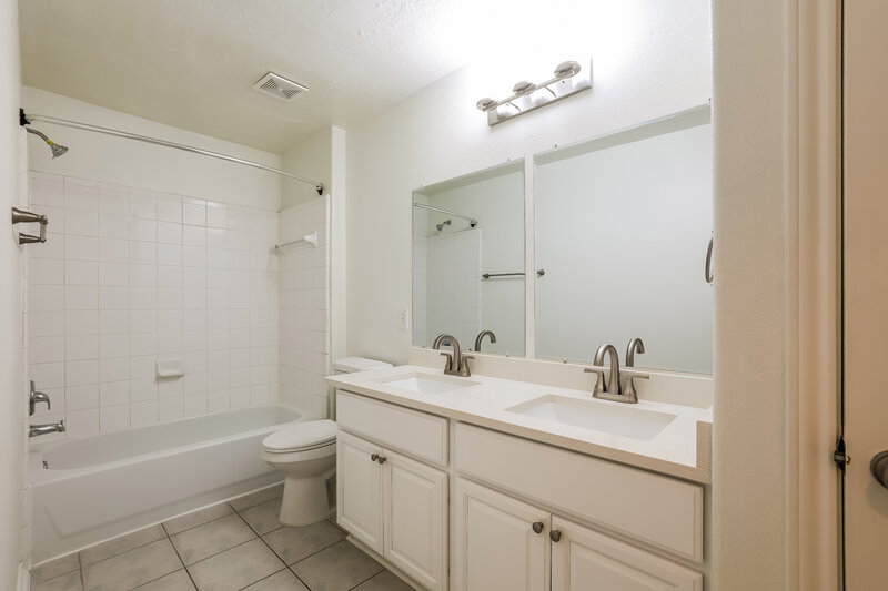 2,105/Mo, 7411 Telico Junction Ln Humble, TX 77346 Bathroom View 2