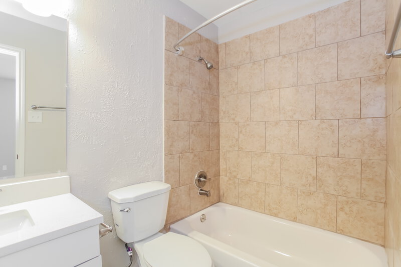 1,805/Mo, 9422 Kingsvalley Dr Houston, TX 77075 Main Bathroom View