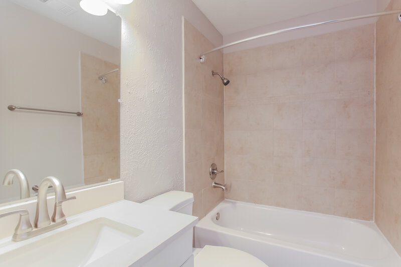 1,805/Mo, 9422 Kingsvalley Dr Houston, TX 77075 Bathroom View