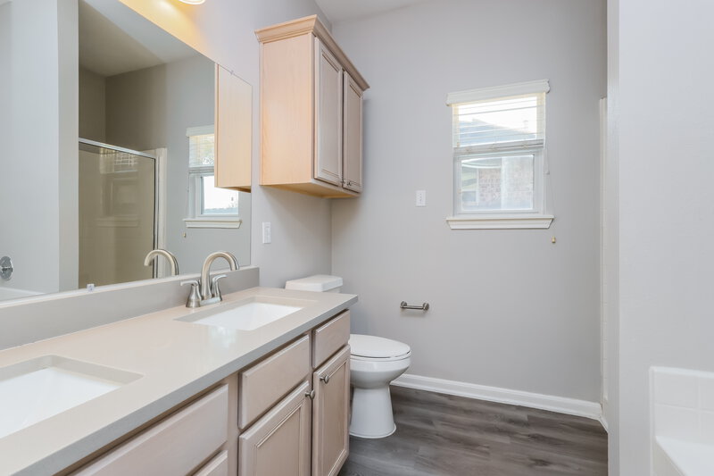1,950/Mo, 985 Oak Falls Dr Willis, TX 77378 Main Bathroom View