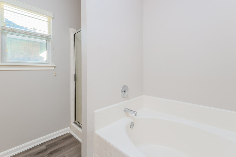 1,950/Mo, 985 Oak Falls Dr Willis, TX 77378 Main Bathroom View 2
