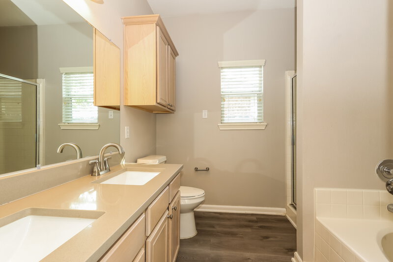2,030/Mo, 985 Oak Falls Dr Willis, TX 77378 Main Bathroom View