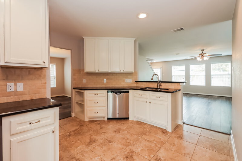 2,335/Mo, 9981 Kingfisher Dr Conroe, TX 77385 Kitchen View 2
