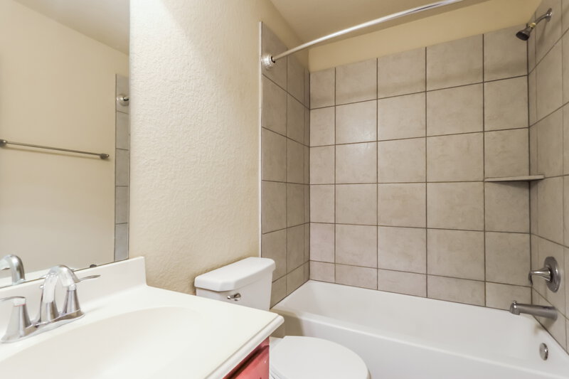 1,720/Mo, 988 Arbor Glen Conroe, TX 77303 Bathroom View