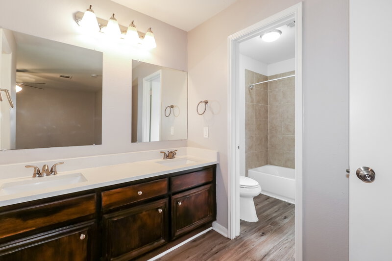 1,910/Mo, 9206 Bayou Bluff Dr Spring, TX 77379 Main Bathroom View