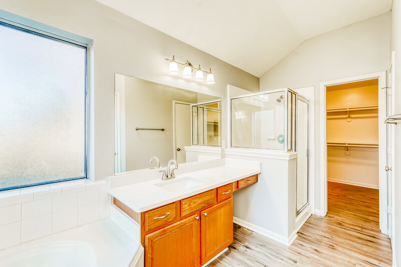 2,025/Mo, 6614 Valerian Ln Katy, TX 77449 Main Bathroom View 2