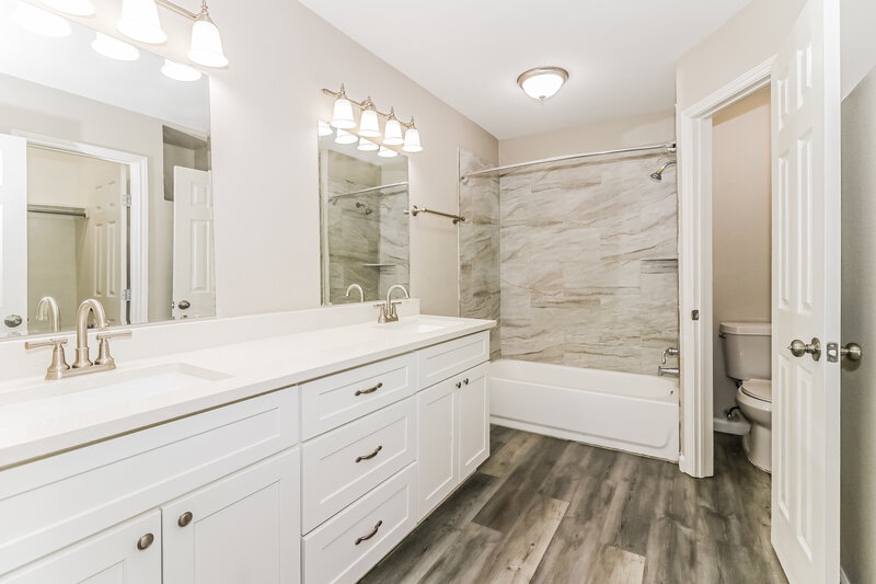 1,935/Mo, 10842 Riana Dr Houston, TX 77065 Main Bathroom View