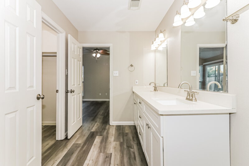 1,935/Mo, 10842 Riana Dr Houston, TX 77065 Main Bathroom View 2