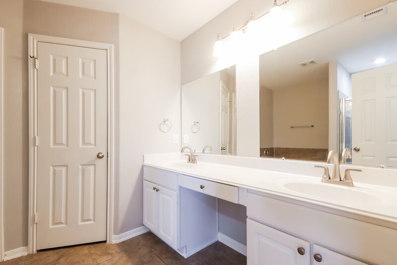 2,035/Mo, 7231 Foxwood Fair Ln Humble, TX 77338 Main Bathroom View