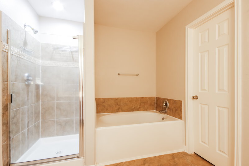 2,035/Mo, 7231 Foxwood Fair Ln Humble, TX 77338 Main Bathroom View 2