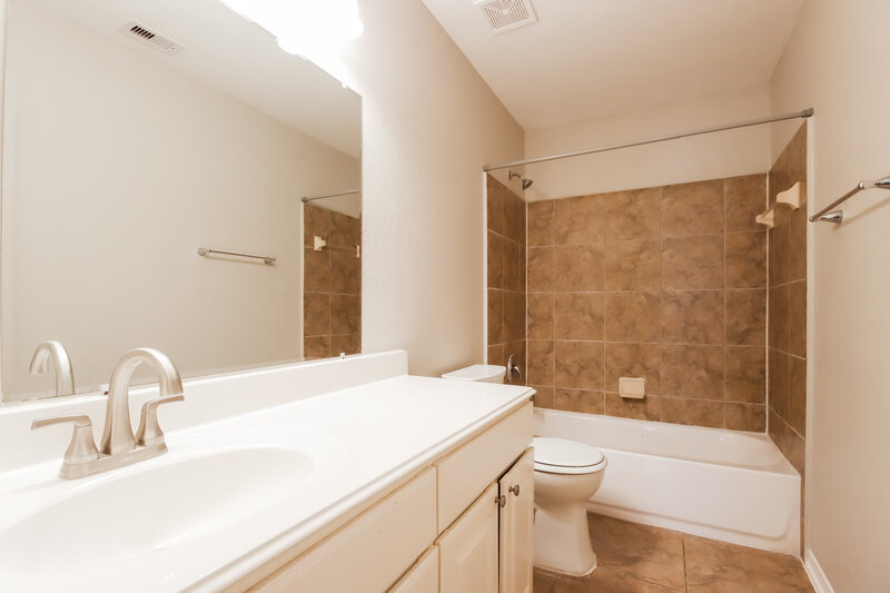 2,035/Mo, 7231 Foxwood Fair Ln Humble, TX 77338 Bathroom View