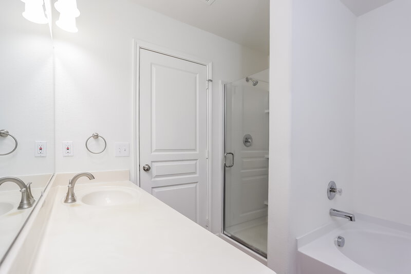 1,955/Mo, 9927 Sanders Rose Ln Houston, TX 77044 Main Bathroom View