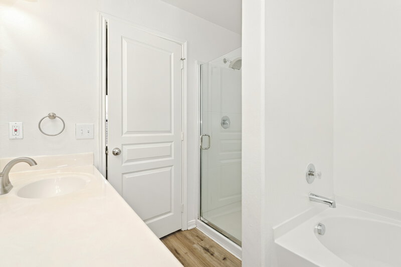 1,885/Mo, 9927 Sanders Rose Ln Houston, TX 77044 Primary Bathroom View