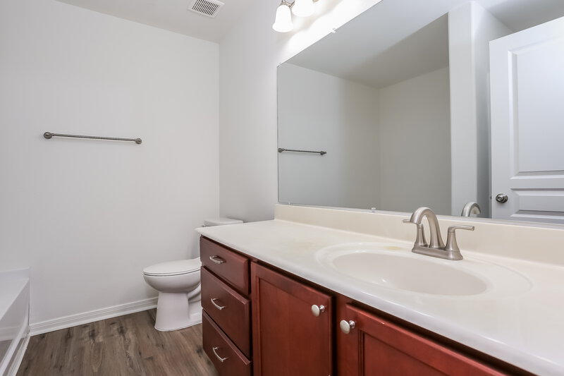 1,955/Mo, 9927 Sanders Rose Ln Houston, TX 77044 Main Bathroom View 2