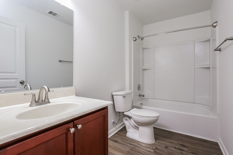 1,955/Mo, 9927 Sanders Rose Ln Houston, TX 77044 Bathroom View