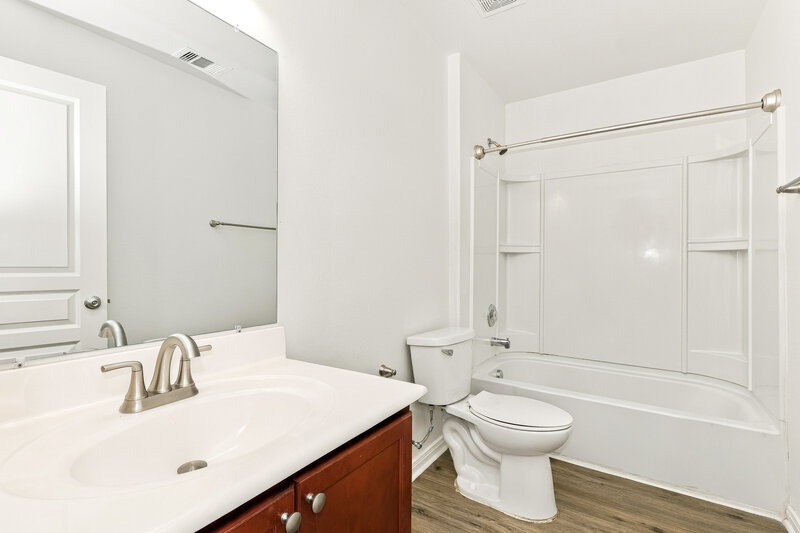 1,885/Mo, 9927 Sanders Rose Ln Houston, TX 77044 Bathroom View