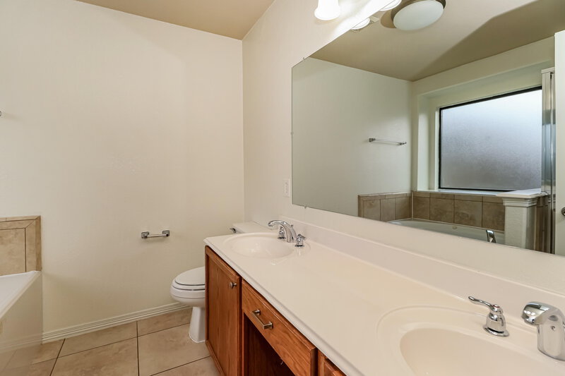 1,880/Mo, 969 Oak Lynn Dr Willis, TX 77378 Main Bathroom View