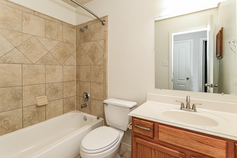 1,880/Mo, 969 Oak Lynn Dr Willis, TX 77378 Bathroom View