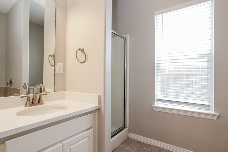 1,815/Mo, 21314 Cherry Canyon Ln Tomball, TX 77375 Main Bathroom View
