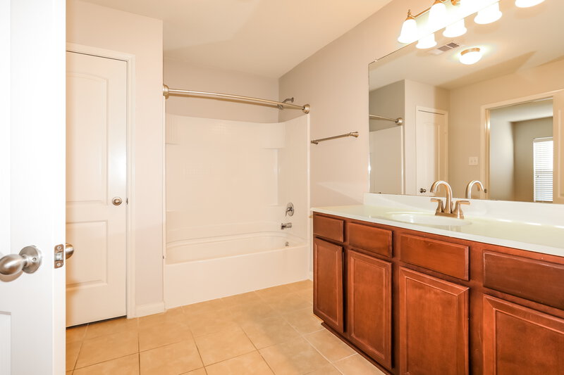 1,865/Mo, 12039 Quartersawn Ln Pinehurst, TX 77362 Main Bathroom View