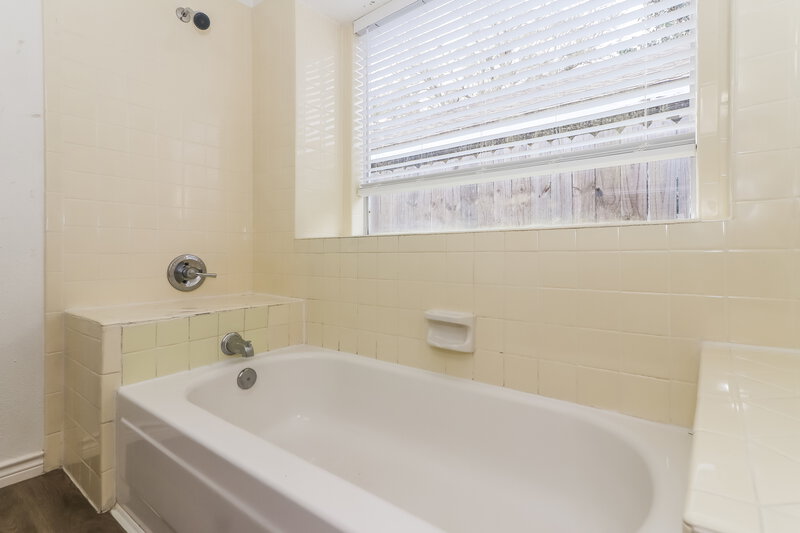 1,920/Mo, 10911 Kirkbud Ln Houston, TX 77089 Main Bathroom View 2