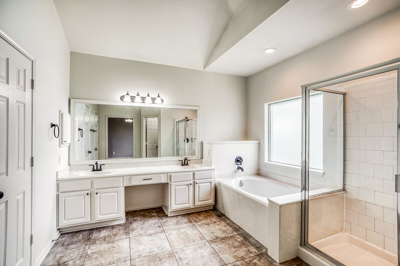2,170/Mo, 7106 Blanco Pines Dr Humble, TX 77346 Main Bathroom View