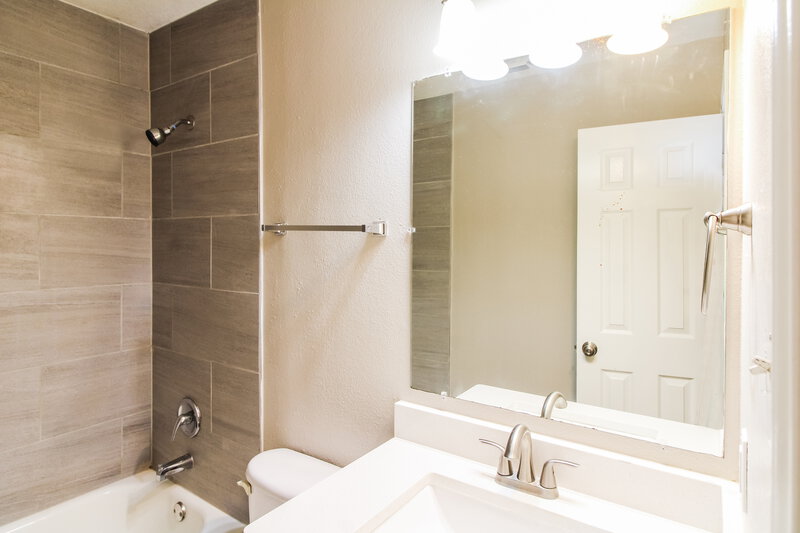 1,900/Mo, 1083 Shadow Glenn Dr Conroe, TX 77301 Main Bathroom View