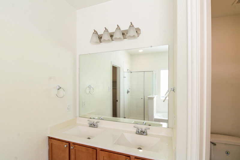 2,560/Mo, 2302 Thunderbolt Peak Dr Rosharon, TX 77583 Main Bathroom View